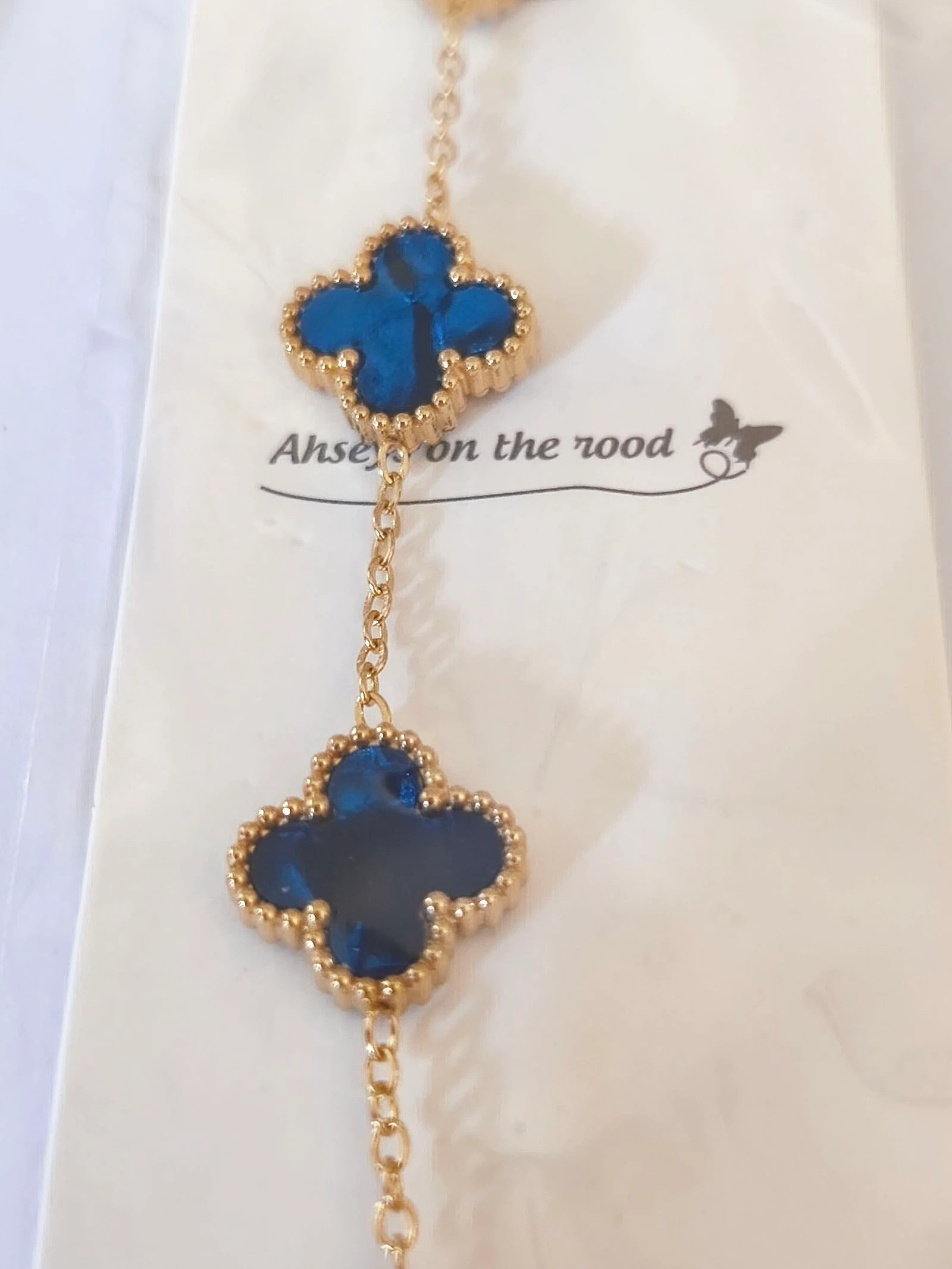 Conjunto de gargantila pulseira e brincos de trevo azul claro com corrente dourada – photo 5